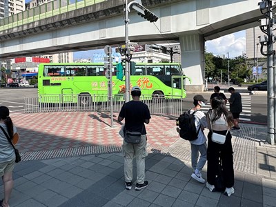 03-針對行人數量較多路段，建設局增設護欄保護行人安全_0