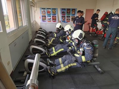 全套消防衣含空氣呼吸器空氣消耗測試(划船機)