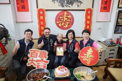 有據點相伴不寂寞！鄭副市長探望祝壽滿百歲趙爺爺：市府續推高齡友善服務