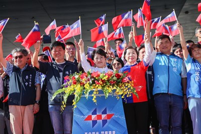 全國最大國旗震撼登場！ 2萬人齊聚府前廣場慶雙十 盧市長：台中榮光、閃耀國慶