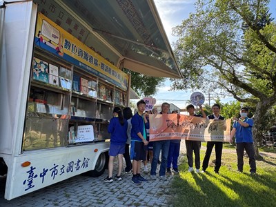 石岡圖書館行動書車駛進東華國中_0_0