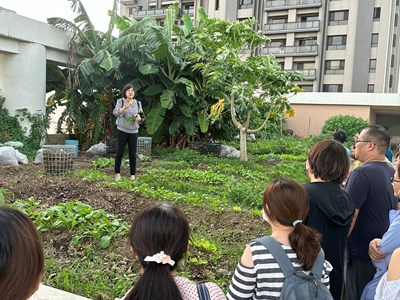 中教大張老師帶領市府同仁至天空農場進行食農五感體驗_0