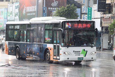 受康芮颱影響，各地區風雨已逐漸增強，台中市公車將提前收班