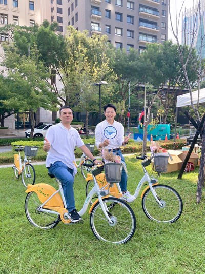 交通局長葉昭甫與烏日區長林崇懿共同邀約市民騎YouBike前往湖日公園參加市民野餐日