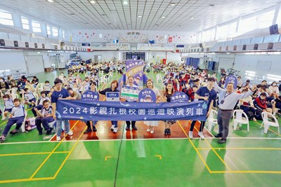 2024影視扎根巡映列車開入校園,新聞局長欒治誼(左3)、啟聰學校校長蔡明郡(中)與全校師生大合影