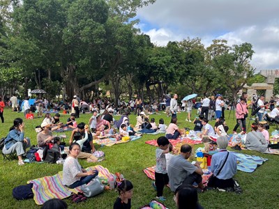 逾千市民在葫蘆墩公園野餐，共享音樂、糕餅、童玩