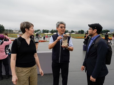 觀旅局陳育正副局長介紹香菇太空包永續利用 - 複製