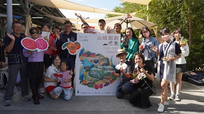 市府客委會魏副主任委員與山城創創市集攤商一同合影