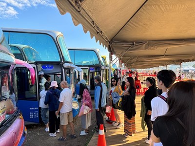 花海展出倒數一週,市府備妥接駁車,歡迎民眾把握展期搭乘接駁車賞花