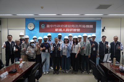 01-贈帽傳承使命!中市建設局新進人員研習營 燃起城市建設新火花_0