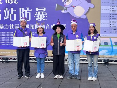 廖局長頒贈防暴規劃師和協辦單位感謝狀_0