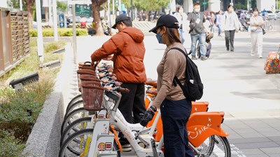 市府本週末推出YouBike騎乘優惠,租借率也隨之提高,電輔車使用更是反應熱烈