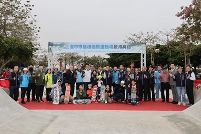運動局長游志祥與貴賓為啟用典禮祝賀_0