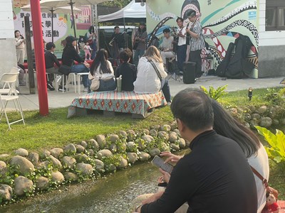 「原流樂音」精彩演出,邀請街頭藝人帶來熱力互動秀,讓歡笑聲與音樂聲在聚落中交織。 (1)