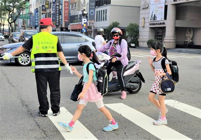 台中市北區立人國中交通志工黃啟晏值勤風雨無阻,21年來從不遲到。_0