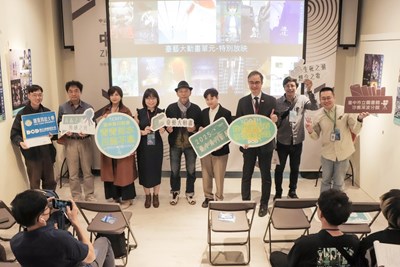 圖一 左起開幕片離別沒有吉時導演 黎九麟、嶺東科大數位媒體系系主任 黃俊雄、觀摩片致回家的妳 製片張馨予、臺藝大多媒體藝術動畫學系教務長 劉家伶、臺藝大多媒體藝術動畫學系教授 石昌杰、台中影視發展基金會執行長 張婉榆、嶺東科技大學校長 陳仁龍、嶺東科技大學教授 廖偉智 、沙鹿深波圖書館長 許栘綻