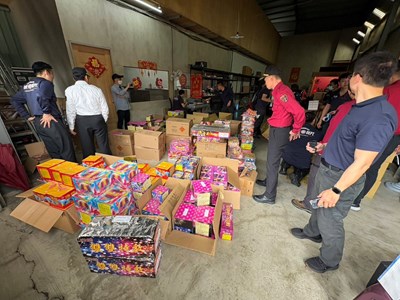 業者囤積大量爆竹煙火,已違反「爆竹煙火管理條例」等相關規定