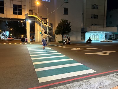 擴大行人友善環境,市府也透過交通工程手段持續改善道
