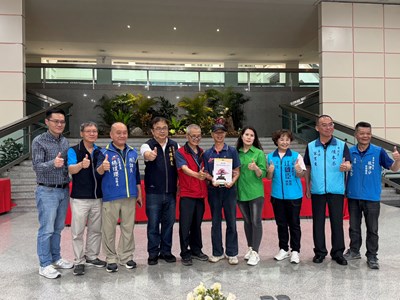 與會貴賓與皐月杜鵑評鑑得獎民眾合影