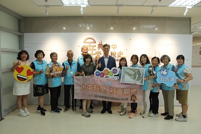 稅務志工參觀中市地稅局「金典台中 檔藏稅史」檔案展 穿越時空話當年