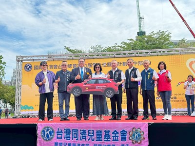 國際同濟會特別購置消防救災警備車在活動中捐贈消防局,以表達對消防工作的支持