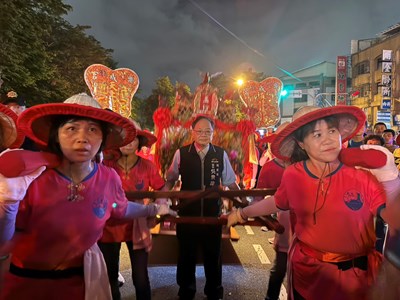 旱溪媽祖遶境十八庄回鑾,吳局長前往旱溪街與建成路口接駕