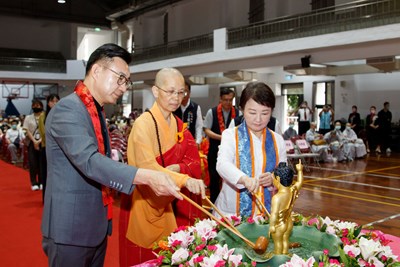 大台中佛教會浴佛祈福 2千人共沐佛恩 盧市長祈三願:四時無災、世界和平、國家安定