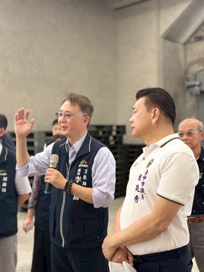 台中市議會教育文化委員會今(21)日下午前往位於大里區的歷史建築—台中菸葉廠,展開實地參訪與座談1