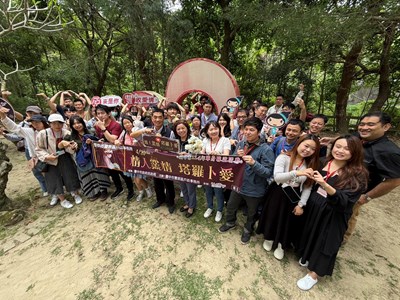 參加者徜徉在自然田野中浪漫滿分,也為愛情悄然加分