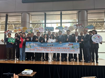 日本旅行社及超過30攤業者於開幕式合影