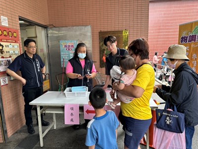 物調券開跑第二日,經發局長張峯源至大甲市場視察
