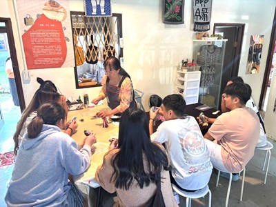原流新創進駐工藝師帶領遊客編織體驗