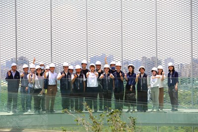 新北市政府副秘書長龔雅雯率隊參訪臺中綠美圖與市府團隊合影_0_0