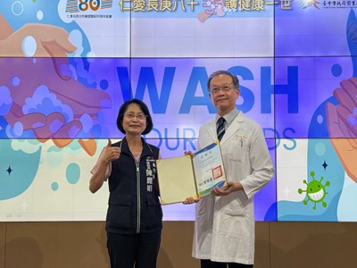 陳副局長代表本局致贈院方感謝狀,感謝院方落實手部衛生工作,提升市民照護品質