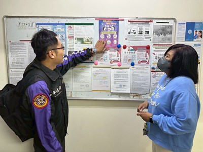 消防安檢人員向雇主宣導用火用電安全