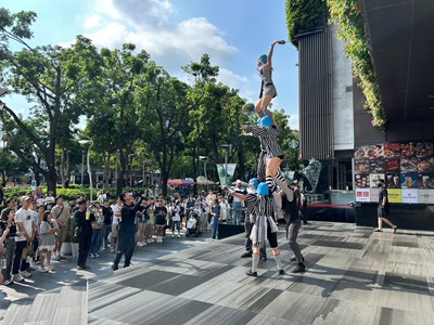 台中在地優秀表演團隊「創造焦點」於草悟道市民廣場舉辦快閃,現場掌聲笑聲不斷
