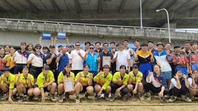 主照-運動局局長、立法委員黃健豪、中華民國拔河協會秘書長、立法院副院長江啟臣服務處秘書、市議員林碧秀服務處秘書均到場為選手加油打氣