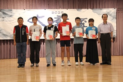 文化局副局長施純福(圖左)8日為大墩盃學生書法比賽頒獎(圖右為評審委員陳欽忠老師)