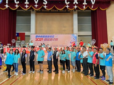 副市長鄭照新及與會來賓共同開球_0 (2)