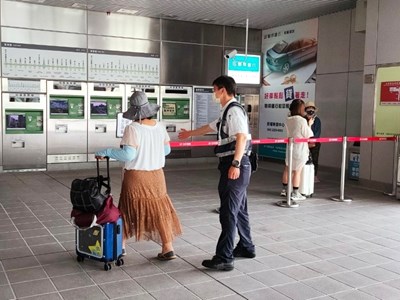 城鎮韌性防空演習期間，搭乘捷運的旅客請於下車後配合引導避難。