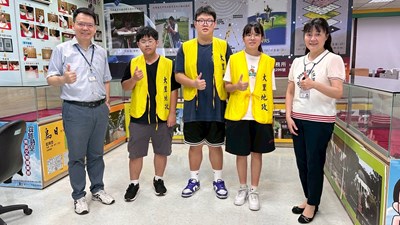 青年志工與秘書、課長合影_0