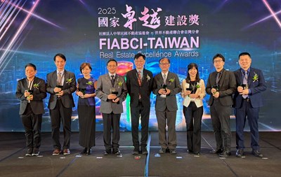 「2025國家卓越建設獎」昨(29)日在台北舉行頒獎典禮,台中市政府文化局一舉囊括3項大獎,由文化局副局長施純福(最左)代表出席領獎