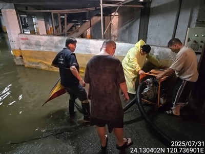 太平區長(左)率公所團隊備爰抽水機前後聖和里一處社區大樓淹水地下室協助抽水_0