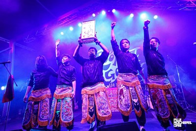震樂堂係以宮廟搖滾為演出主軸,在國際音樂祭現場展現台灣文化創意。(照片來源:FUJI ROCK、リン(YLC Photography)