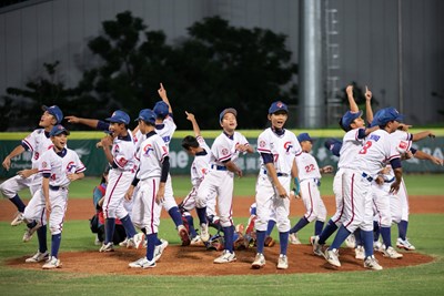 中華代表隊獲勝開心歡呼(圖片來源:中華棒協提供)