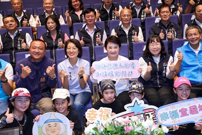 台中爸爸各懷絕技!盧市長與400模範父親合照 「他」興建無數大廟