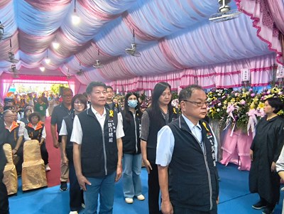 民政局長吳世瑋代表市長盧秀燕出席公祭,率領沙鹿區長劉素幸及同仁於陳國馨先生靈前致奠