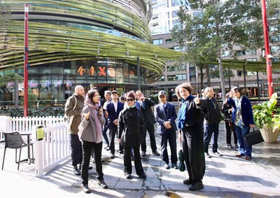 The Exchange(鳥巢)內部涵蓋圖書館、托育中心、市集等多元設施