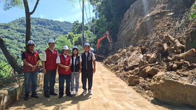 7月雨量破21年紀錄! 衝擊太平山區農產品運輸受阻 民政局長勘災指示:全力搶通復原