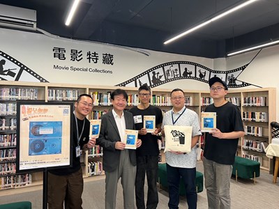 錄影帶膠捲修復工作坊主講人井迎瑞教授(左二)、吳永毅教授(左三)、台中市政府新聞局專門委員劉仲偉(右二)及圖書館沙鹿深波分館館長許栘綻(左一)於場外合影